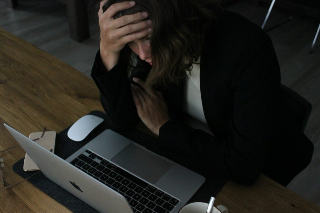 Employee overwhelmed by intolerable working conditions